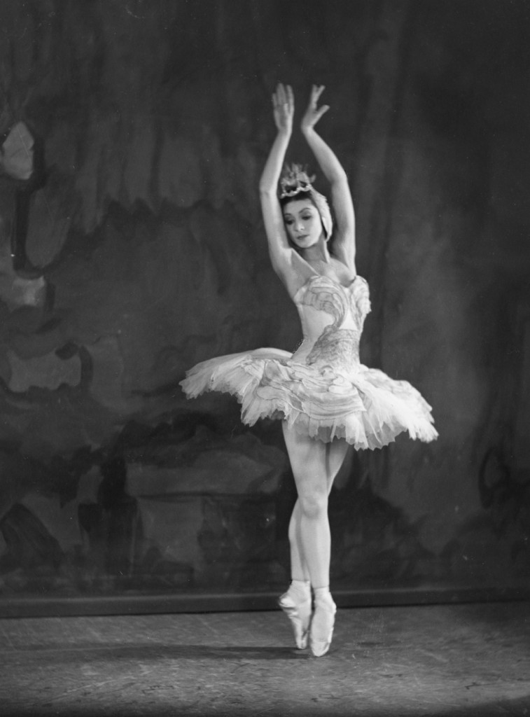 margot_fonteyn_in_swan_lake